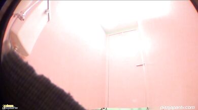 盗站流出户外女公厕多角度跟拍2对下班回家的良家美少妇内急难耐变态花式尿尿叠加一起尿裤子都尿湿了